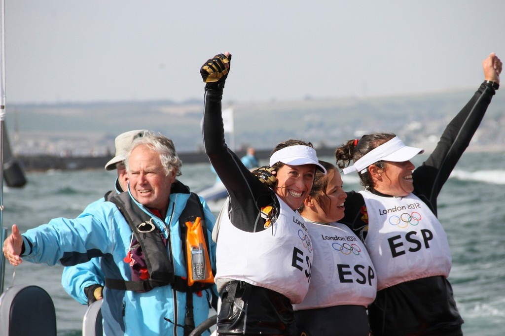 Chief Marshall Barry Dunning rescues the Spainish Gold medalists after they jumped ship celebrating their Gold Medal win © Richard Gladwell www.photosport.co.nz